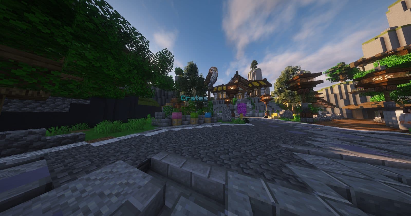 Belebte Gassen mit Shops und Crates.